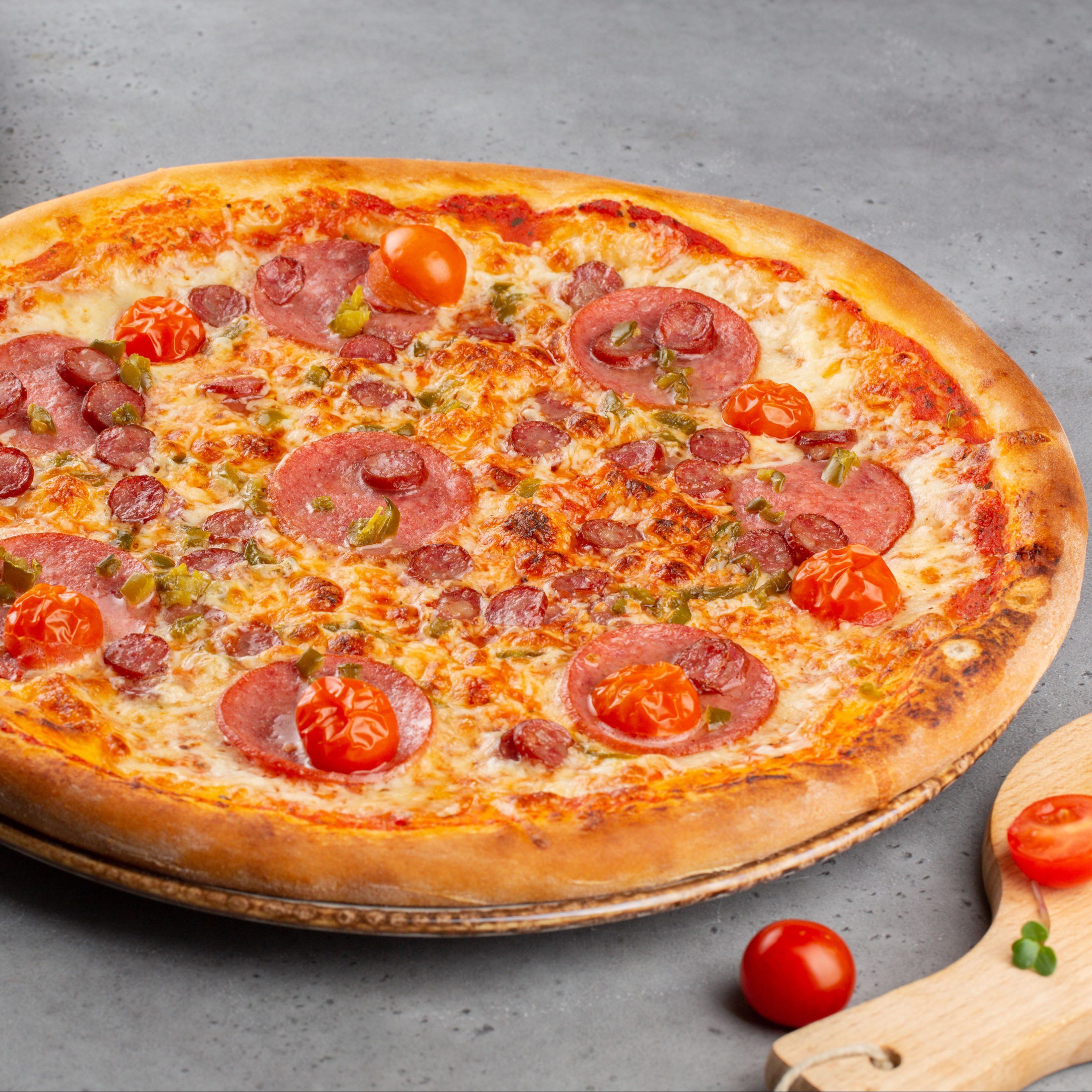 Пиццерия как мы любим тюмень. Вкусная пицца в тюмени. Вкусная пицца в тюмени. Пицца сливочно-сырный соусом и курицей. Вкусная пицца в тюмени.