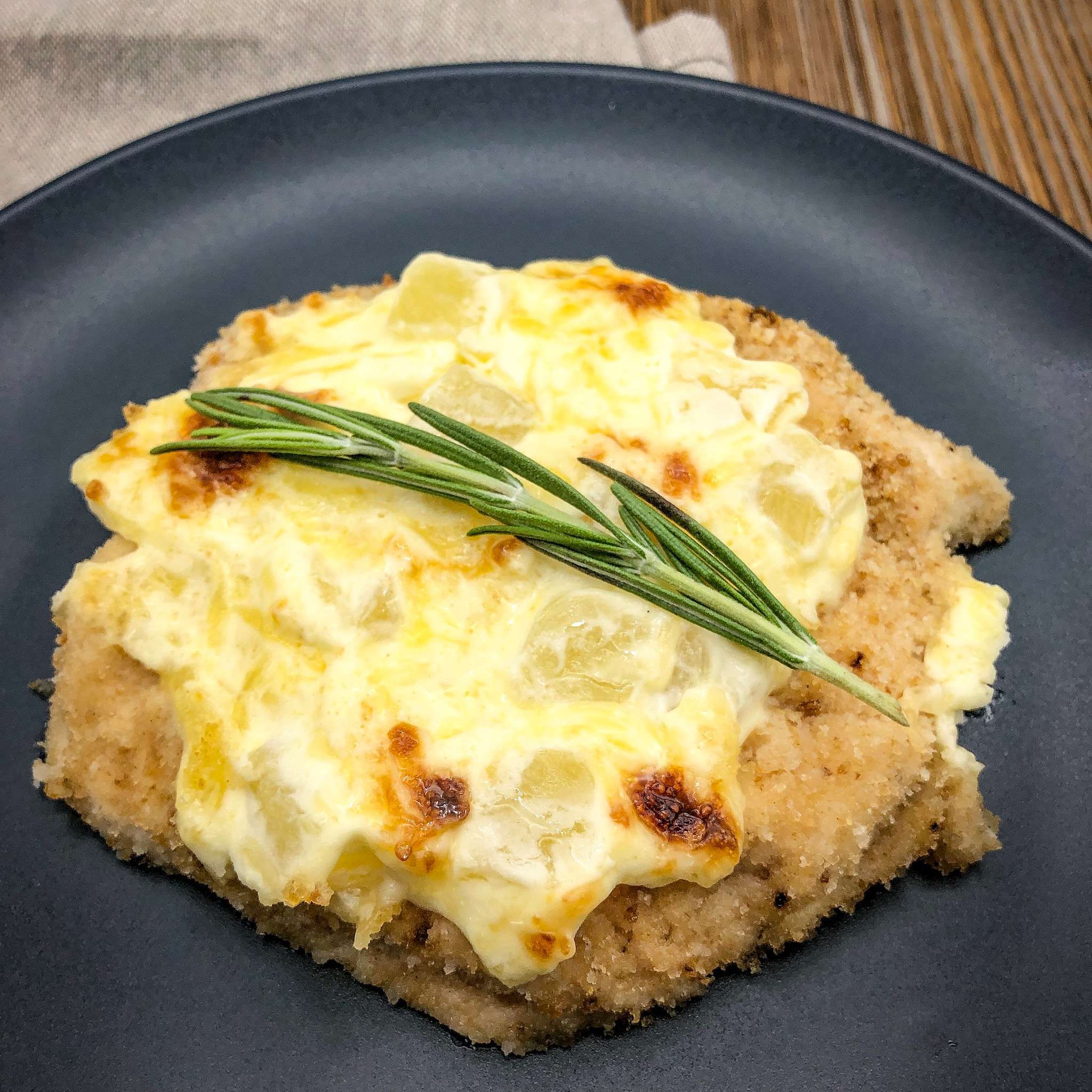 Пирог с курицей и ананасами и сыром