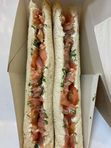 Сэндвич с лососем и творожным сыром
