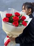 Букет из алых роз