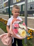 Букет сборный из пионовидной розы и диантусов