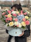 Композиция с гортензиями в коробке