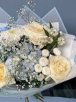 Пышный букет в бело-голубых тонах