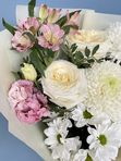 Букет крупных хризантем с розами
