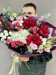 Красный букет с гортензией и французскими розами