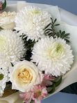 Букет крупных хризантем с розами