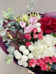 Красный букет с гортензией и французскими розами