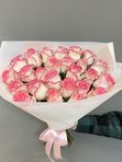 25 розовых роз