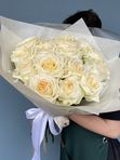 15 высоких белых роз