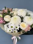 Букет крупных хризантем с розами