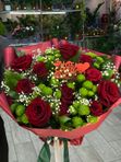 Букет-композиция из роз, хризантем и рускуса