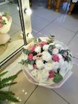 Букет из кустовых роз и хризантем