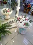 Букет из кустовых роз и хризантем