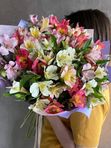 15 нежных альстромерий в оформлении
