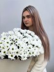 Охапка белоснежных ромашковых хризантем в крафт-сумке