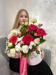 Цветочная композиция с розами и белыми диантусами
