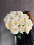 15 ароматных пионовидных роз “Канделайт”