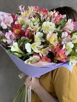 15 нежных альстромерий в оформлении