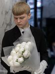 Доставка букетов в аэропорт сотрудниками в деловых костюмах