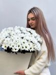 Охапка белоснежных ромашковых хризантем в крафт-сумке