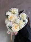 Авторский букет с ароматными розами и хризантемой Алтай