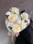 Авторский букет с ароматными розами и хризантемой Алтай