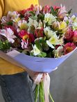 15 нежных альстромерий в оформлении