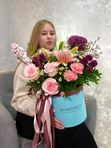 Цветочная композиция с розовой лилией в боксе