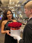Премиальная доставка цветов курьером в деловом костюме и белых перчатках
