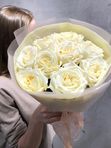 9 ароматных пионовидных роз Канделайт