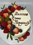 Свежие фрукты в оформлении торта
