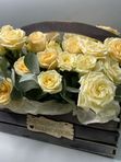 Ящик с кусовыми розами