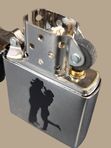 Зажигалка Zippo Отпечаток ноги на песке, Металлический абстракт, Ковбойская пара