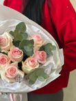 Букет из 7 нежно-розовых кенийских роз с эвкалиптом