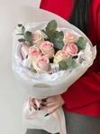 Букет из 7 нежно-розовых кенийских роз с эвкалиптом