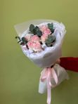 Букет из 7 нежно-розовых кенийских роз с эвкалиптом