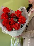 Букет «Алые французские розы 9 шт с эвкалиптом»