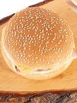 Hamburgers ar šķiņķi un sieru