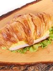 Sviesta kruasāns ar šķiņķi un sieru 105g