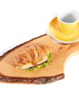 Sviesta kruasāns ar šķiņķi un sieru 105g