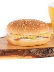 Hamburgers ar šķiņķi un sieru
