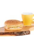Hamburgers ar šķiņķi un sieru