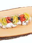 Svētku ar biezpiena rozīņu pildījumu un dekorēti ar augļiem