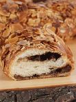 Svētku kliņģeris ar žāvētu augļu pildījumu un mandeļu šķēlītēm (13,99 Eur/Kg)
