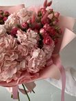 Букет Воздушный поцелуй с гортензией и кустовой розой