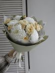 Букет хризантем Бигуди и кустовой розы