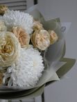 Букет хризантем Бигуди и кустовой розы