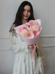 Букет с розовыми герберами и диантусами