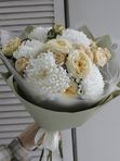 Букет хризантем Бигуди и кустовой розы