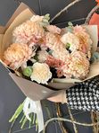 Сборный букет с хризантемой и диантусами